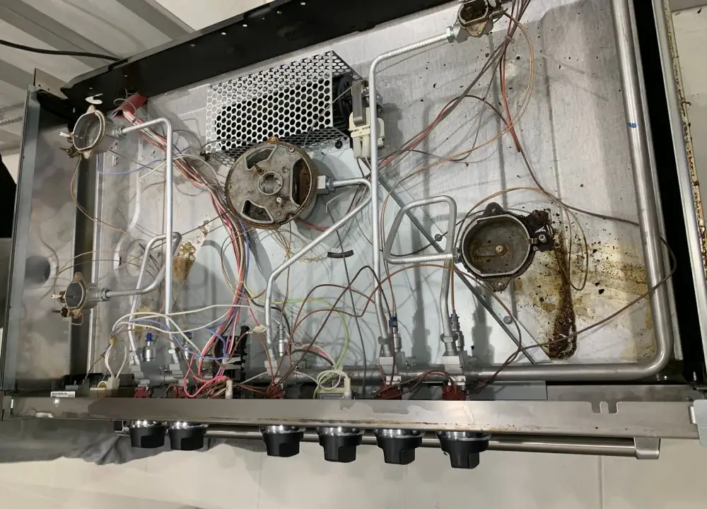 حالة طباخ متعدد الشعلات قبل التنظيف